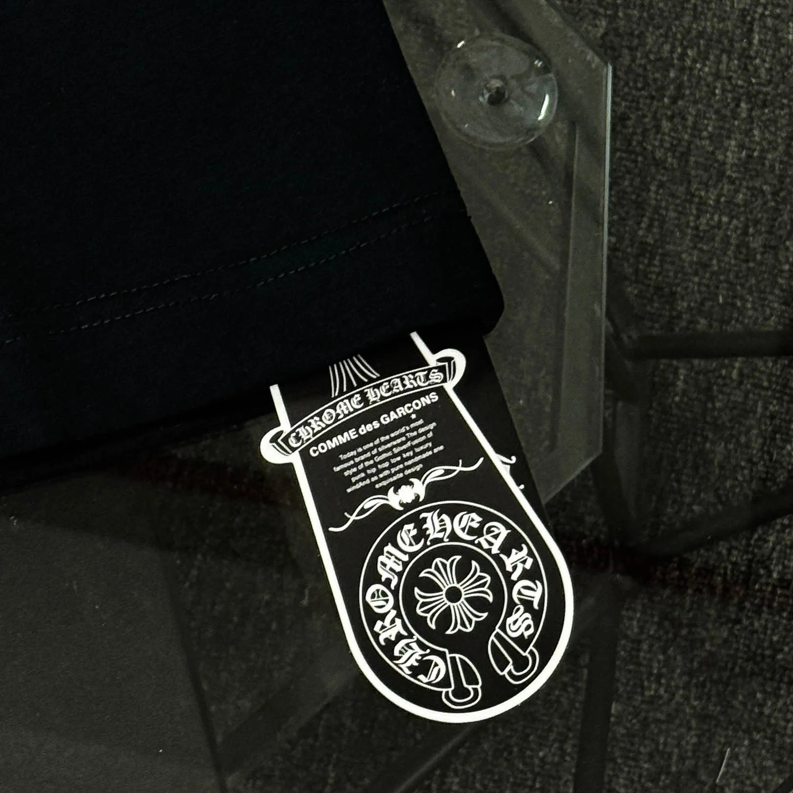 P180 Chrome Hearts 25 high-end versions. The fabric is made of 300 grams of high-density pure cotton. It does not deform or shrink. It has three labels. It is the same style for men and women. Technology: patch embroidery + original development hardware. Color: white, black. SIZE: S-XL.